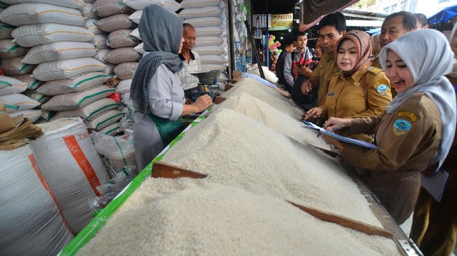 Berdasarkan survei BI, inflasi hingga pekan ketiga Desember tercatat sebesar 0,42 persen. BI pun optimis inflasi sepanjang tahun ini di bawah 3,5 persen.