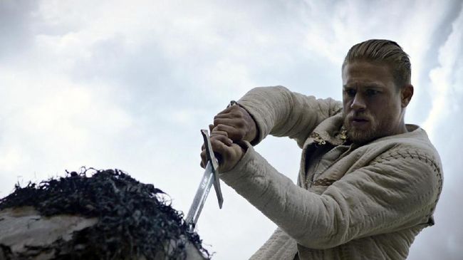 Sinopsis King Arthur: Legend of the Sword di Bioskop Trans TV malam ini. Film ini dibintangi Charlie Hunnam dan Àstrid Bergès-Frisbey.