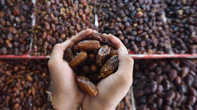 Pedagang merapikan buah kurma yang dijual di kawasan Pasar Tanah Abang, Jakarta, Selasa (16/5). Menjelang bulan Ramadan, Badan Pusat Statistik (BPS) mencatat impor kurma pada April 2017 meroket hingga 8,6 juta kg dengan nilai impor sebesar 17,3 juta dollar AS atau naik 49,3 persen dibandingkan bulan sebelumnya yang hanya 6,6 juta kg dengan nilai impor 11,5 juta dollar AS. ANTARA FOTO/Akbar Nugroho Gumay/ama/17