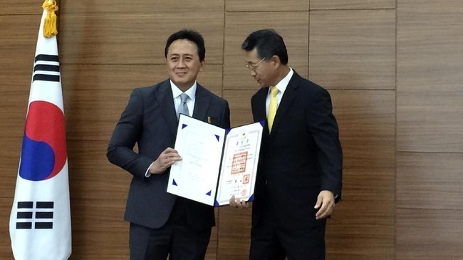 Diganjar penghargaan, Kepala Bekraf Triawan Munaf menyoroti pentingnya hubungan RI dengan Korsel yang merupakan salah satu investor terbesar bagi negara.