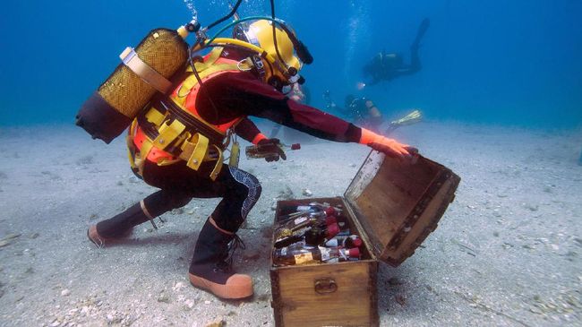 Menguji Rasa Wine yang Disimpan di Bawah Laut