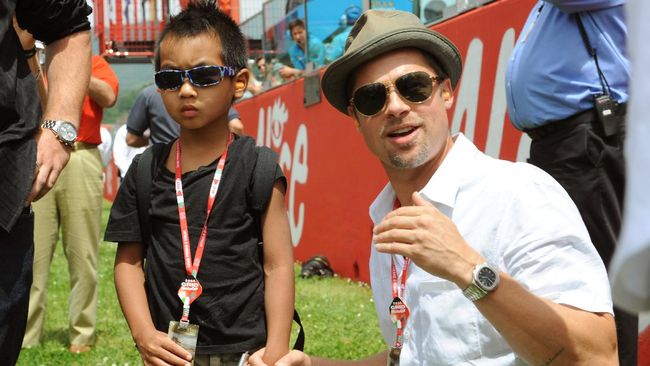 Brad Pitt gundah lantaran tak bisa merayakan Hari Ayah bersama anak-anaknya. Mantan istrinya, Angelina Jolie, membawa keenam anak mereka berlibur ke Ethiopia.