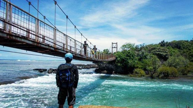 Keputusan Pemerintah Garut menyiagakan pasukan penjaga pantai, tidak lain dipicu oleh seringnya wisatawan domestik meninggal dunia terseret ombak.