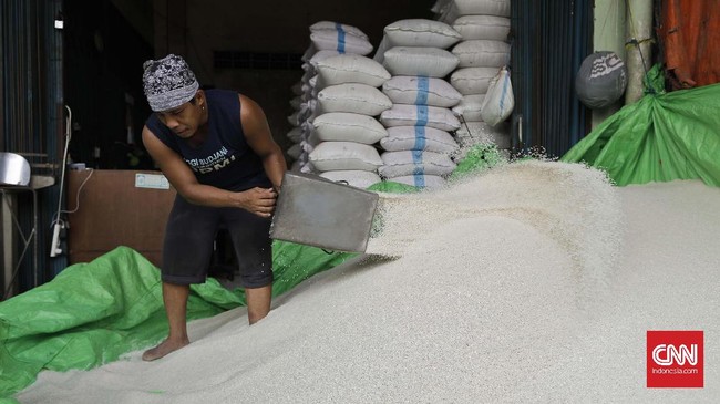 Pekerja memasukkan beras ke dalam karung untuk dikemas Pasar Induk Beras Cipinang, Jakarta, Rabu, 17 Mei 2017. Menteri Pertanian Amran Sulaiman mengatakan stok beras jelang Ramadan terkendali. Setidaknya, sampai saat ini, pasokan beras mencapai 2,2 juta ton. CNN Indonesia/Adhi Wicaksono.