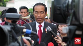 Jokowi Sambut Raja Swedia dengan 'Tangan Tuhan'