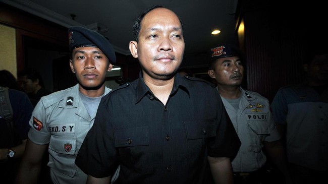 Mantan jaksa penerima suap ratusan ribu dolar Amerika Serikat bebas setelah menjalani sembilan tahun penjara dari total vonis 20 tahun yang dijatuhkan untuknya.