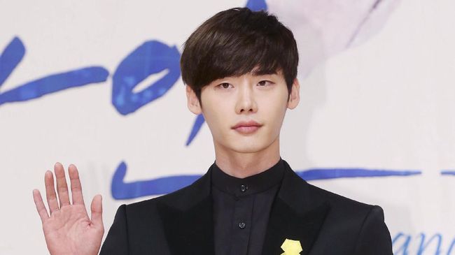 Aktor Lee Jong Suk dikonfirmasi akan membintangi drama dua episode spesial, 'Death Song.' Ia tidak akan menerima bayaran untuk proyek ini.