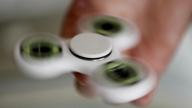 Fidget spinner, mainan yang tren saat ini, ternyata juga banyak dijual di Pasar Gembrong. Mulai yang berjenis klasik hingga dilengkapi speaker, tersedia.