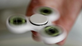 Wabah Fidget Spinner Sampai Ke Pasar Gembrong