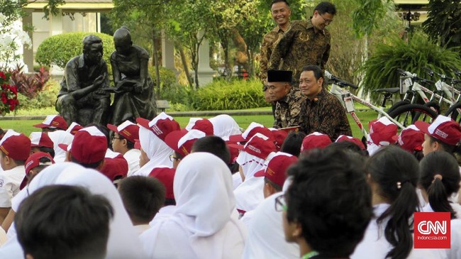 Sekitar 200 orang siswa mendatangi Istana Merdeka untuk memperingati Hari Baca Nasional bersama Presiden Jokowi dan Mendikbud Muhadjir Effendy.