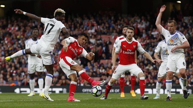 Dua gol Alexis Sanchez memastikan kemenangan Arsenal 2-0 atas Sunderland di Stadion Emirates, Selasa (16/5) waktu setempat.