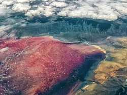 Danau Mengerikan Berwarna Merah Ini Bikin Hewan Jadi Batu