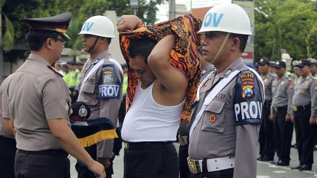 Pemecatan dilakukan karena mereka terbukti melanggar pidana, kode etik atau meninggalkan kedinasan (desersi) dan sudah berkekuatan hukum tetap.