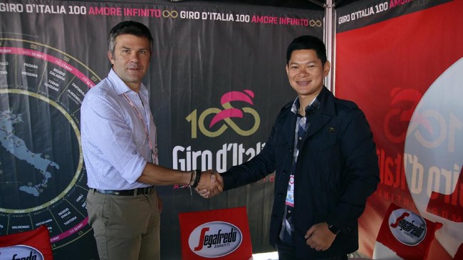 Ketum PB ISSI Raja Sapta Oktohari menandatangani nota kesepahaman bersama pimpinan RCS Sports, Paolo Bellino untuk untuk menggelar Tour de Indonesia 2018.