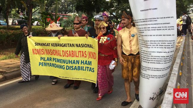 Komunitas disabilitas berunjuk rasa di depan Istana Merdeka, Jakarta. Mereka desak Presiden bentuk Komnas Disabilitas yang tak kunjung terbentuk.