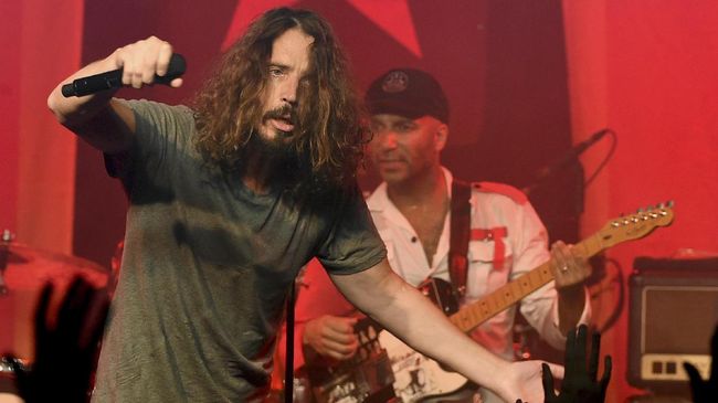 Istri mendiang Chris Cornell sudah membaca laporan uji toksikologi dari jenazah sang suami dan yakin bahwa ia bunuh diri akibat pengaruh obat-obatan.