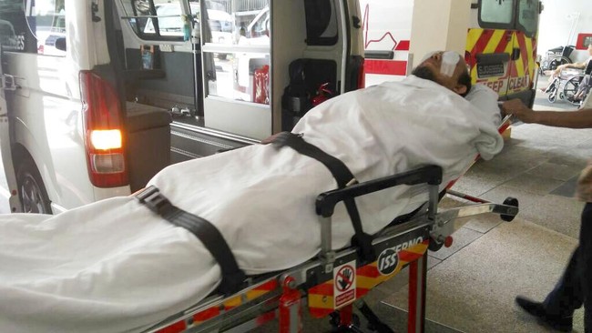 Dalam sebulan ke depan, mata Novel Baswedan tak boleh bersentuhan dengan air. Dokter ingin menghindari tekanan pada kedua matanya.