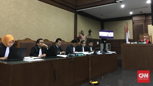 Paulus memberikan keterangan berbeda terkait hubungan Andi Narogong dan Setya Novanto dalam kasus dugaan korupsi e-KTP.