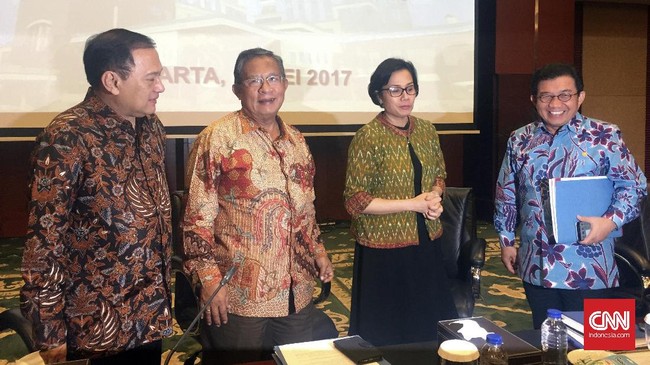 Proyeksi Darmin ini lebih rendah dibanding proyeksi Gubernur Bank Indonesia Agus Martowardojo yang memprediksi laju inflasi 0,3 persen sampai 0,4 persen.