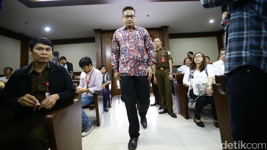 Ajun Komisaris Besar Raden Brotoseno dituntut tujuh tahun penjara dan denda Rp300 juta subsidier enam bulan kurungan oleh jaksa penuntut umum, Kamis (18/5/2017).
