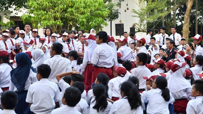Kementerian Keuangan menyatakan anggaran pendidikan 2018 adalah Rp440,9 triliun. Ini guna meningkatkan kualitas guru serta pendidikan vokasi.