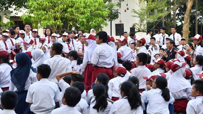Jokowi Kucurkan Rp440 Triliun untuk Pendidikan Tahun Depan Kementerian Keuangan menyatakan anggaran pendidikan 2018 adalah Rp440,9 triliun. Ini guna meningkatkan kualitas guru serta pendidikan vokasi.