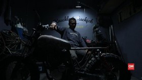 Otir dan Kebahagiaan Menyulap Motor Rakitan
