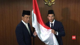 Bangganya Ezra Walian Menjadi WNI