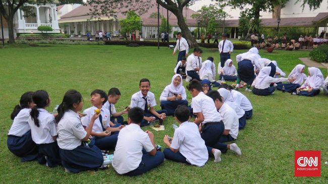 Jaringan Pemantau Pendidikan Indonesia mendesak Mendikbud mengkaji ulang. Sementara, Mendikbud meyakinkan aturan tak ganggu pendidikan agama.