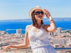 Ingin Foto Liburan Cantik tapi Nggak Mau Ribet Dandan? Simak Tipsnya
