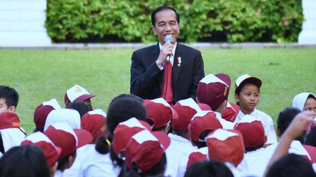 Presiden Joko Widodo menekankan, seluruh anak Indonesia harus bersekolah setidaknya hingga tingkat Sekolah Menengah Atas.