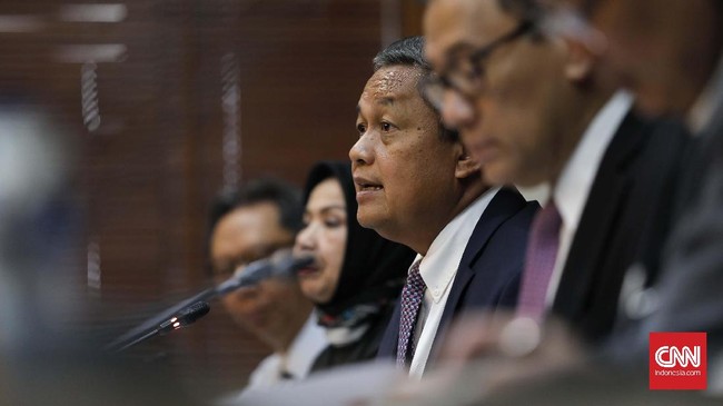 Komisi XI DPR menargetkan proses uji kelayakan dan kepatutan (fit and proper test) calon Gubernur BI Perry Warjiyo rampung 27 April mendatang.