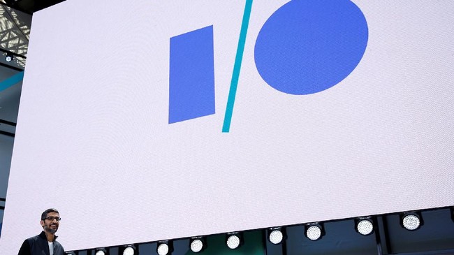 Google Lens menggabungkan fungsi kamera ponsel dan mesin pencari. Sepintas kemampuannya serupa Goggles, tapi lebih cerdas hingga bisa mengetahui password WiFi.