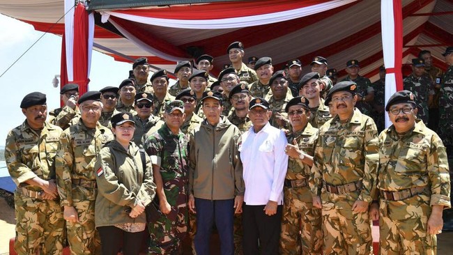 Dalam latihan itu para gubernur berlatih menembak, bertempur jarak dekat, hingga menginap di KRI. Pembaretan langsung dipimpin oleh Panglima TNI.