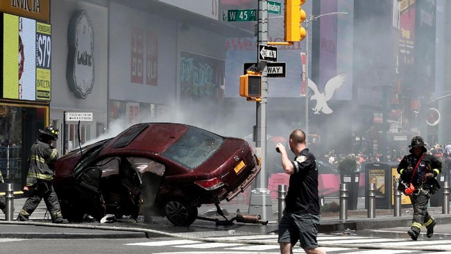 Sebuah mobil melaju kencang ke arah jalur pejalan kaki dan menabrak kerumunan hingga menewaskan satu orang di Times Square, New York, pada Kamis (18/5).
