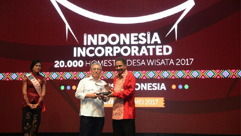 Kemen PUPR turut mendukung target Kementerian Pariwisata (Kemenpar) dalam membangun 20 ribu homestay desa wisata di 2017.