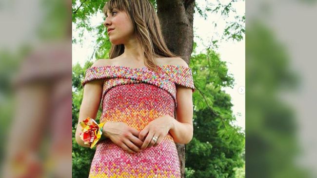 Mengumpulkan kurang lebih 10.000 bungkus permen selama lima tahun, Emily lalu menjahitnya menjadi 'baju daur ulang' yang pas badan dan modis.