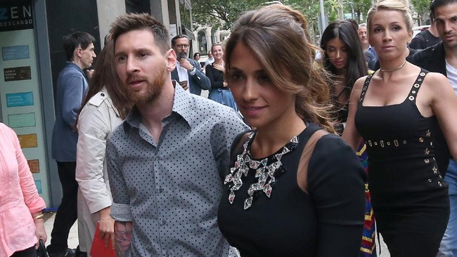 Lionel Messi dan kawan-kawan diklaim menghabiskan uang hingga Rp555 juta untuk merayakan pesta di sebuah bar. Messi pun hanya menertawai rumor tersebut.