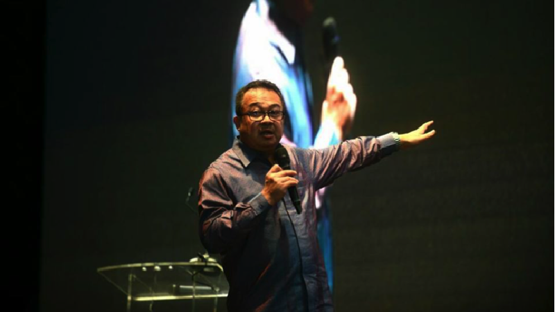 Rhenald Kasali yang dikenal sebagai ahli bedah bisnis turut memecahkan masalah pariwisata.