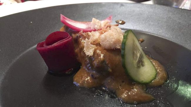 Rempah dan bumbu dalam makanan Indonesia ternyata mampu membuat warga Belgia ketagihan. Mereka disuguhkan opor ayam, tuna sambal matah, dan kerupuk.