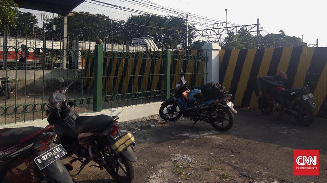 Di luar konteks kebakaran, Stasiun Klender memang sedang direvitalisasi. Bangunan akan dihancurkan setelah stasiun baru selesai dibangun di dekat stasiun lama.