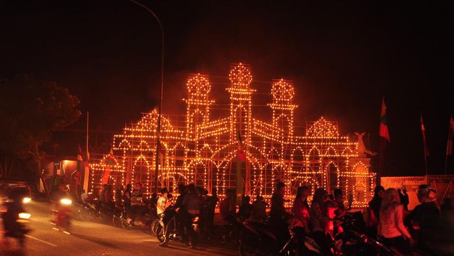 Pemkab Karimun akan menjadikan festival Lampu Colok ajang tahunan yang bisa digunakan untuk menarik perhatian wisatawan asing berkunjung ke Karimun.
