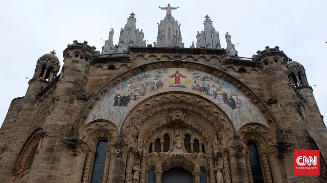 Setelah 136 tahun berdiri sebagai "bangunan ilegal", Gereja Sagrada Familia akhirnya memperoleh izin pembangunan sah dari Dewan Kota Barcelona.