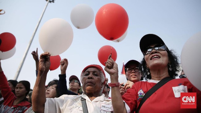 Ribuan relawan hingga pengunjung Monas mengikuti iring-iringan karnaval deklarasi kampanye damai yang gelar KPU di Monas, Jakarta, Minggu (23/9).