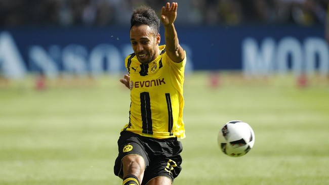 Paris Saint-Germain bakal memberi gaji sebesar €10 juta (Rp149,28 miliar) per tahun untuk bomber anyar mereka, Pierre-Emerick Aubameyang.