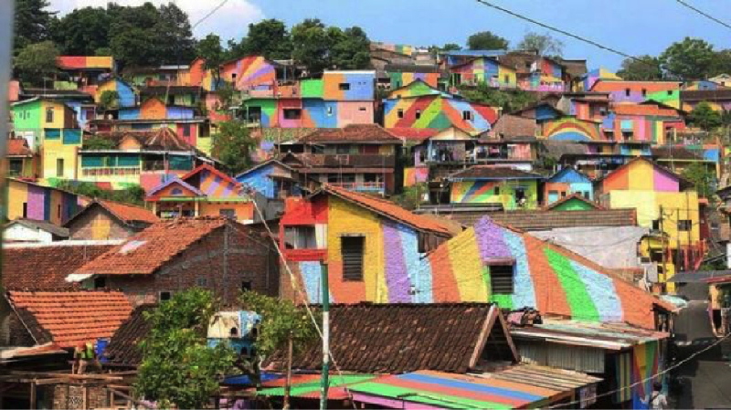 Kampung pelangi yang aslinya Kampung Gunung Brintik di Semarang, telah menjadi viral di media sosial. 
