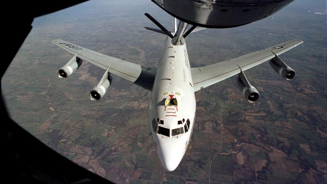 Dua armada Sukhoi China mengintersepsi satu pesawat pendeteksi radiasi milik Amerika Serikat saat sedang melintas di atas Laut China Timur.