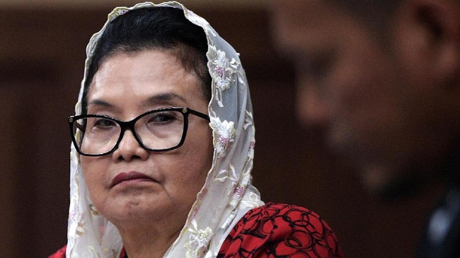Terdakwa kasus korupsi alat kesehatan Siti Fadilah Supari mengikuti sidang lanjutan di Pengadilan Tipikor, Jakarta, Jumat (19/5). Sidang mantan Menteri Kesehatan itu beragendakan mendengarkan keterangan saksi ahli yang dihadirkan JPU KPK, saksi meringankan dari penasehat hukum terdakwa dan dilanjutkan dengan pemeriksaan terdakwa. ANTARAANTARA FOTO/Sigid Kurniawan/aww/17.