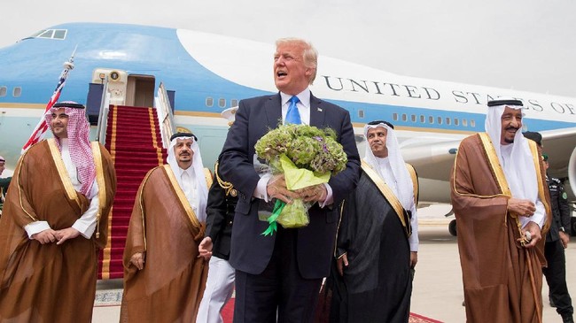 Donald Trump mengunjungi Arab Saudi dalam lawatan perdananya ke luar negeri sejak Januari lalu. Bantahan bahwa ia anti-Islam?