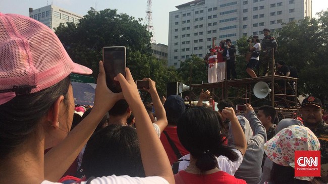 Massa yang berasal dari berbagai elemen berkumpul di Monumen Nasional untuk memperingati Hari Kebangkitan Nasional pada Sabtu (20/5).